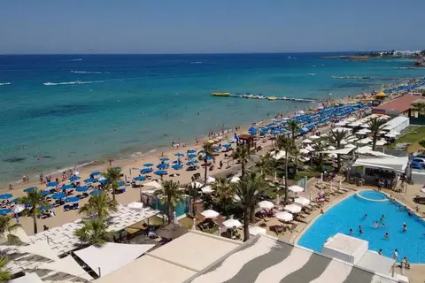 Vrissaki Beach in Παραλίμνι — foto 2
