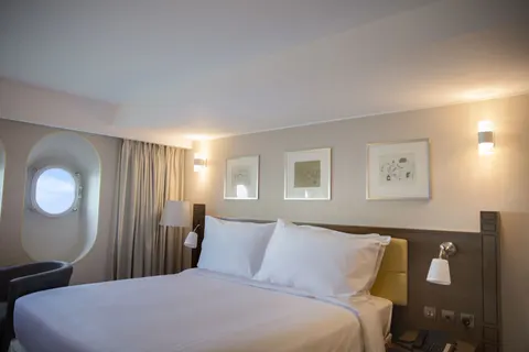 Queen Elizabeth 2 Hotel in دبي — foto 2