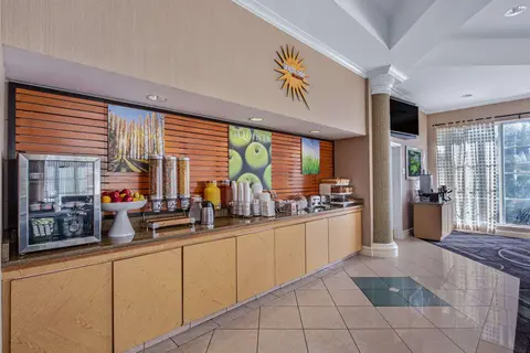 La Quinta Inn & Suites by Wyndham Miami Airport West in Miami — foto 23