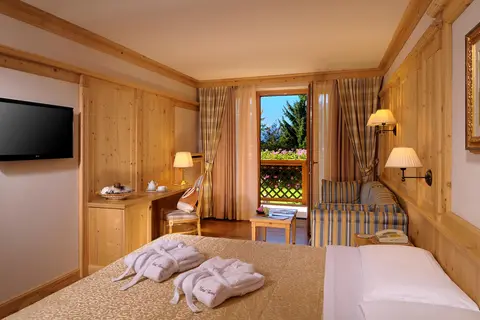 Tevini Dolomites Charming Hotel in Commezzadura — foto 18