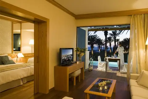 Constantinou Bros Asimina Suites Hotel in Geroskipou — foto 16