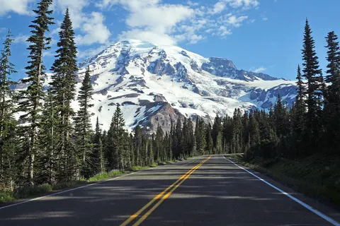 Volcanic Peaks to Sparkling Shores foto 1