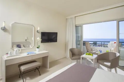 Louis Imperial Beach in Paphos — foto 25