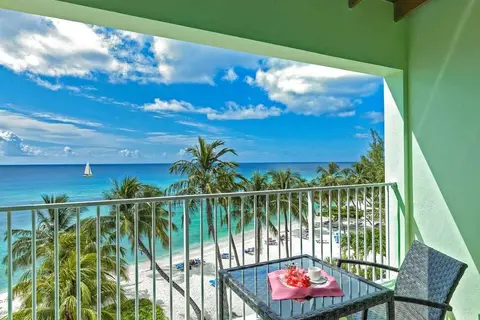 Coconut Court Beach Hotel in St. Lawrence — foto 7