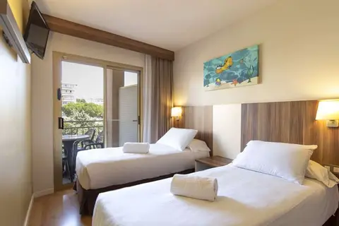 Golden Avenida Family Suites in Salou — foto 19