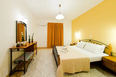Remezzo Studios & Apartments in Ammoudi — foto 20