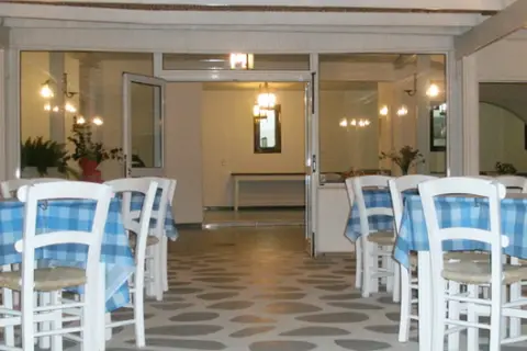 Avra Beach in Σαρακίνικο — foto 25