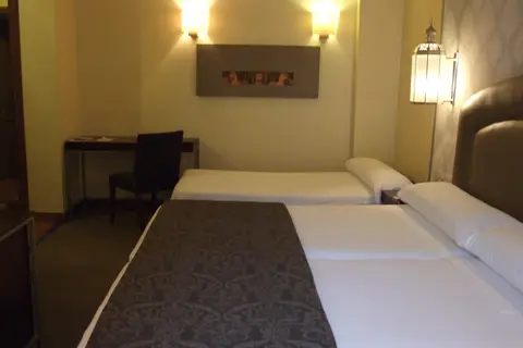 Hotel Macià Alfaros in Cordoba — foto 15