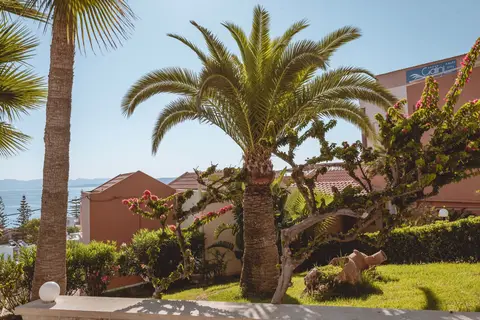 Theo Hotel in Agia Marina — foto 11