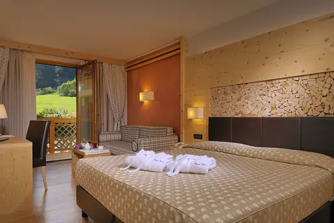 Tevini Dolomites Charming Hotel in Commezzadura — foto 29
