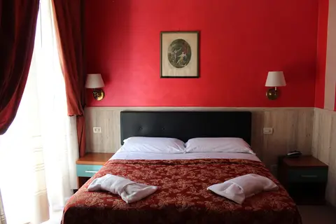 Pyramid in Rome — foto 17