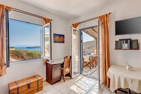 Sunrise Beach Suites in Αζόλιμνος — foto 4