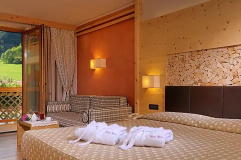 Tevini Dolomites Charming Hotel in Commezzadura — foto 28
