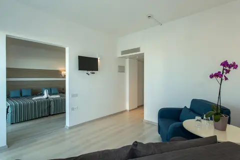 Kapetanios Bay Hotel in Παραλίμνι — foto 6