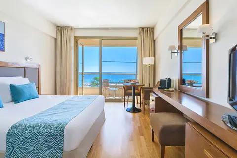 The Golden Bay Beach Hotel in Larnaca — foto 13