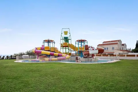 Ramada Hotel & Suites by Wyndham Ayia Napa in Ayia Napa — foto 2