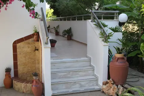 Paul's Garden Studios in Charaki, foto 22