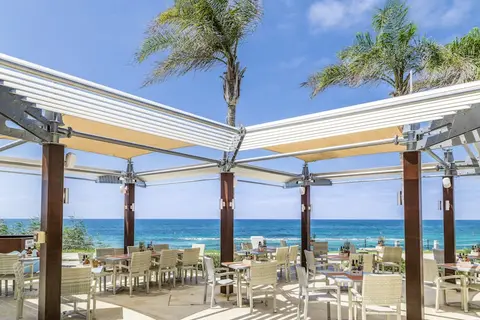 Alexander The Great Beach Hotel in Paphos — foto 27