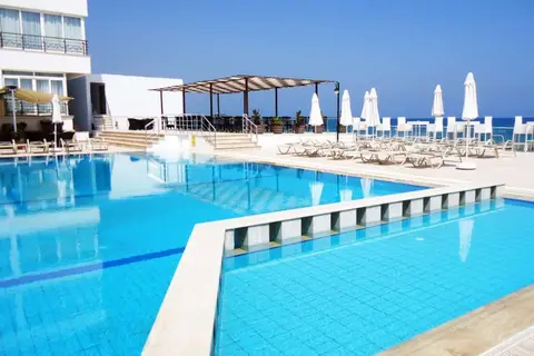Ada Beach Hotel in Alsancak — foto 2