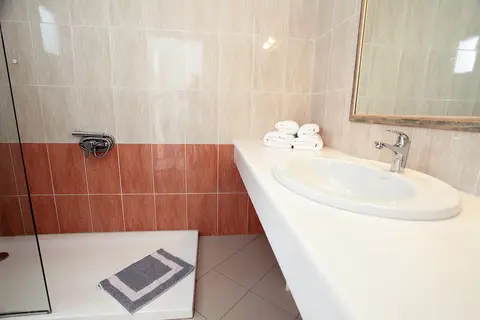 The George Hotel in Πλατύς Γιαλός — foto 19