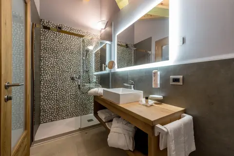 Tevini Dolomites Charming Hotel in Commezzadura — foto 21