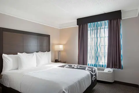 La Quinta Inn & Suites by Wyndham Miami Airport West in Miami — foto 20
