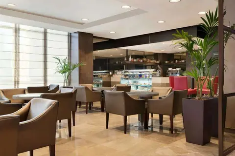 Ramada by Wyndham Downtown Abu Dhabi in الزَّاهية — foto 17