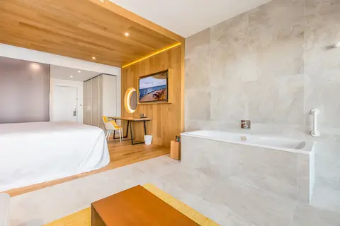 Fly & Go Higueron Hotel Malaga, Curio Collection by Hilton in Fuengirola — foto 21