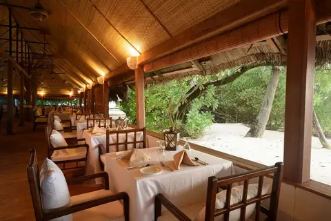 Makunudu Island Resort in Main Restaurant and Bar, foto 6