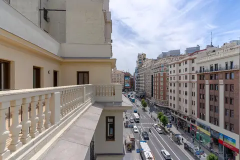 Ikonik Gran Via in Madrid — foto 3
