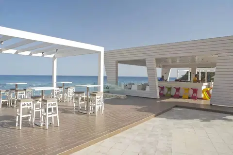 Sunrise Beach Resort in Πεύκοι — foto 11
