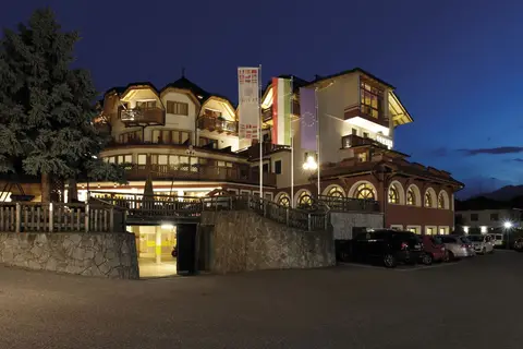 Tevini Dolomites Charming Hotel in Commezzadura — foto 43