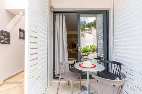 T Hotel Premium Suites in Vlichada, foto 29