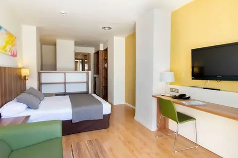 Golden Avenida Family Suites in Salou — foto 14