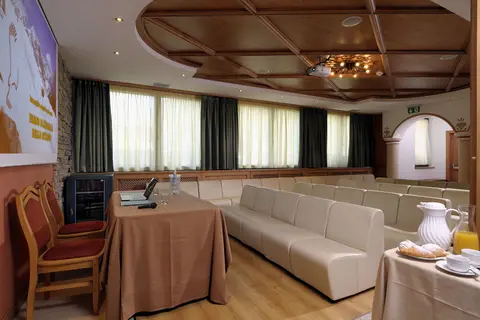 Tevini Dolomites Charming Hotel in Commezzadura — foto 33
