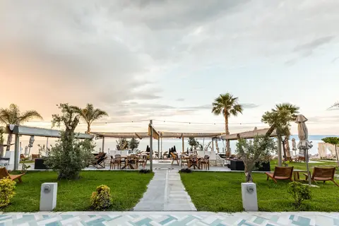 Blue Carpet Luxury Suites in Πευκοχώρι — foto 20