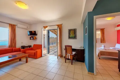 Sunrise Beach Suites in Αζόλιμνος — foto 16