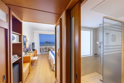 Constantinou Bros Athena Beach Hotel in Γεροσκήπου — foto 24