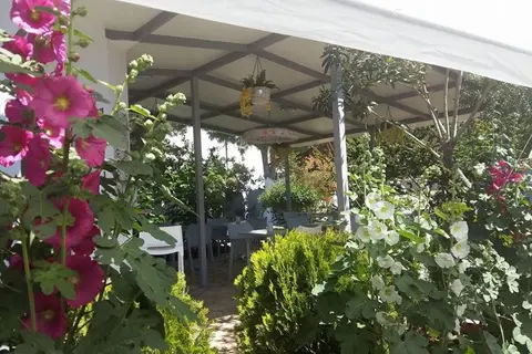 George Beach Studios & Villas in Πεύκοι — foto 18
