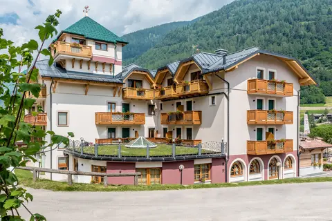Tevini Dolomites Charming Hotel in Commezzadura — foto 75