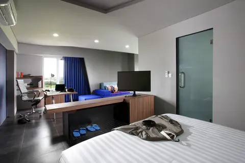 Berry Biz Hotel Sunset Road in Kuta — foto 13