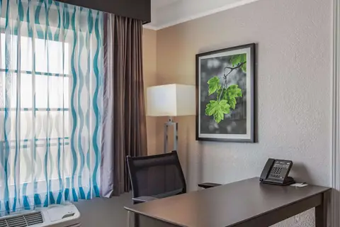 La Quinta Inn & Suites by Wyndham Miami Airport West in Miami — foto 11