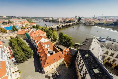 Archibald at the Charles Bridge in Praag
