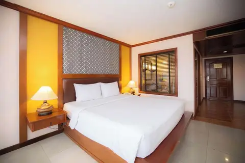 Baumanburi in Welcome to Patong Beach Phuket Thailand, foto 3