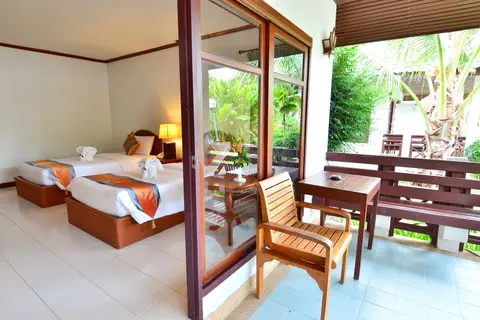 Hotel First Bungalow Beach Resort in บ้านบางรักษ์ — foto 7