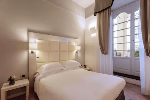 Palazzo Caracciolo Napoli in Napels, foto 2