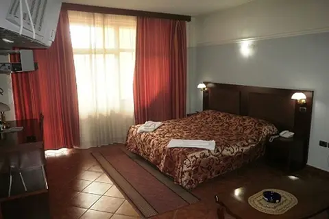 Elyse in Tirana — foto 2