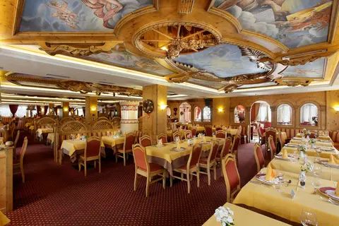 Tevini Dolomites Charming Hotel in Commezzadura — foto 86
