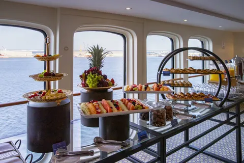 Queen Elizabeth 2 Hotel in دبي — foto 15