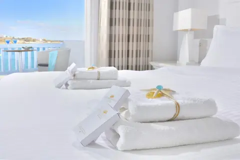 Petinos Beach Hotel in Πλατύς Γιαλός — foto 11